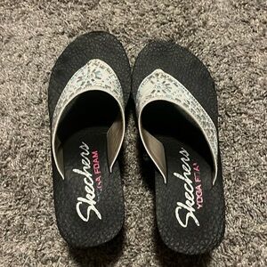 Sketchers yoga foam flip-flop